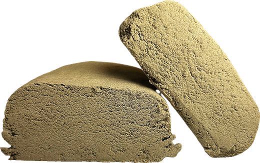 Bloc de résine Dry Sift CBD Okiweed coupé en deux, de couleur claire